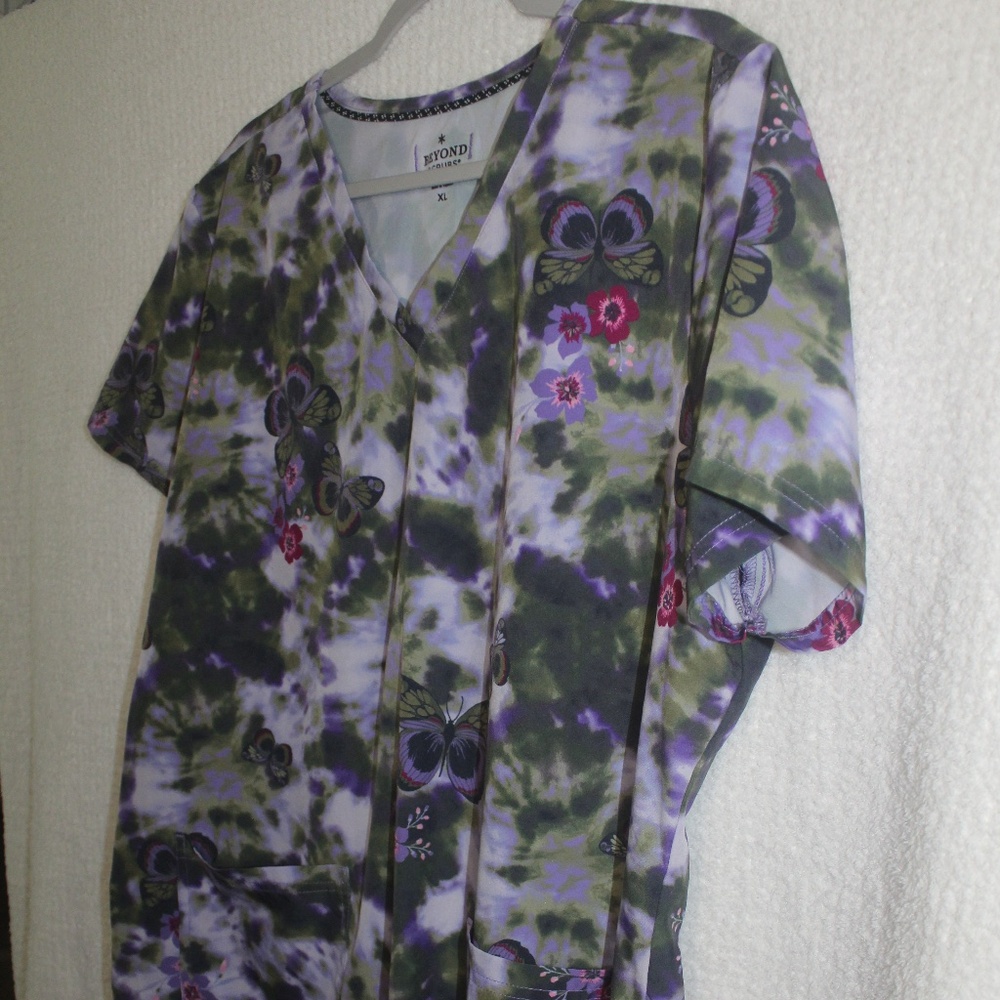 PreLoved Beyond Scrubs Womens Butterfly Floral Tie Dye  Scrub top in Sz (XL) - Picture 4 of 11